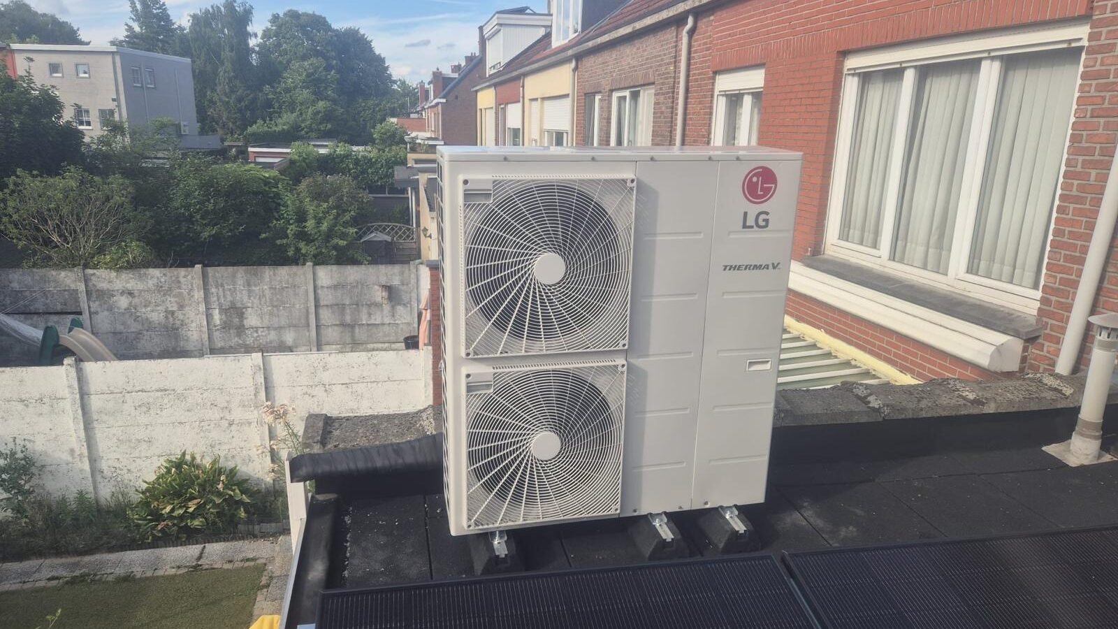 LG warmtepomp op plat dak — Brasschaat