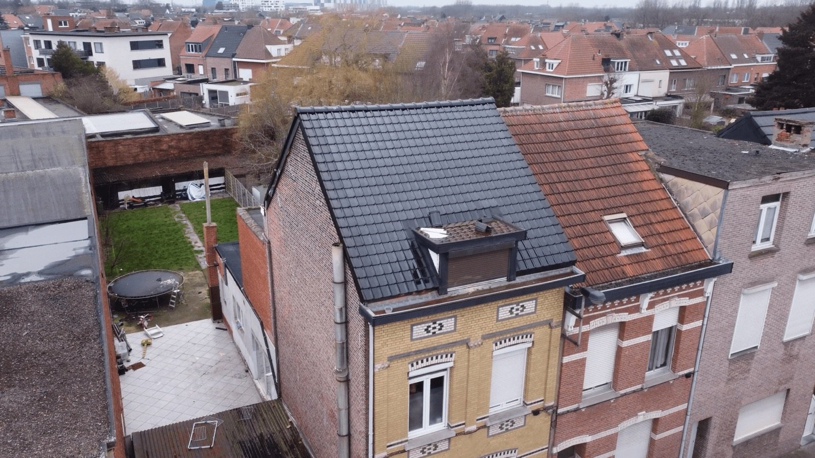 Dakrenovatie + zonnepanelen — Lennik