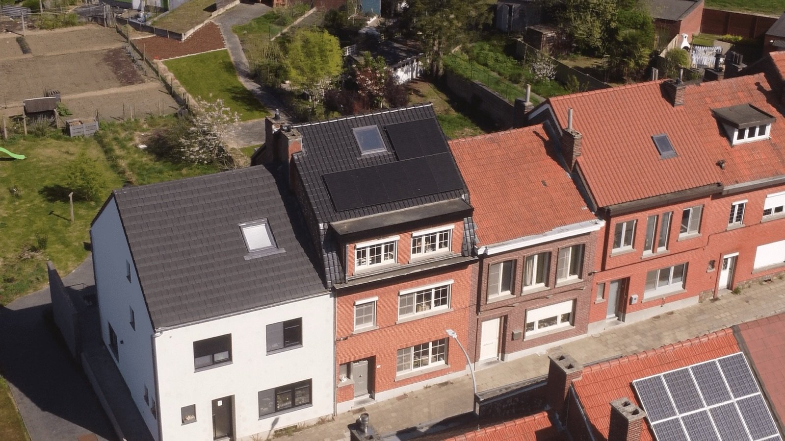 Dakrenovatie + zonnepanelen — Tienen